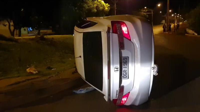 Capotamento próximo ao Córrego Campo Alegre, no Bairro Parreira: motorista não foi localizado