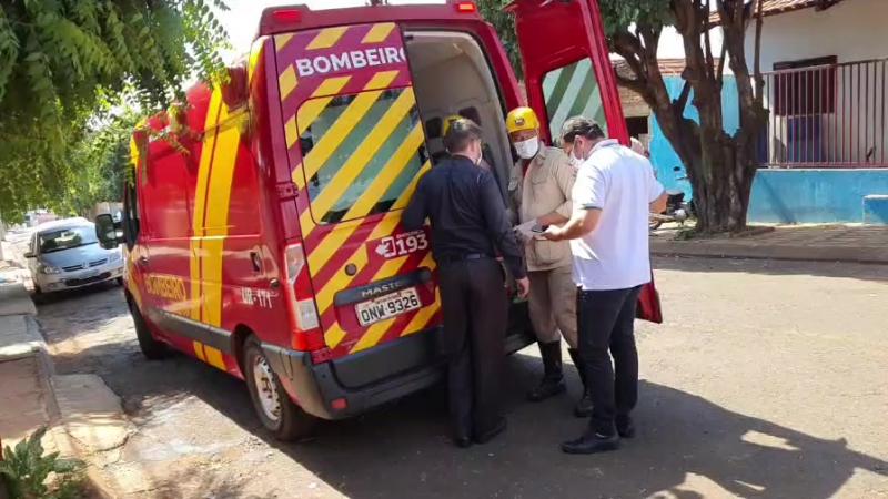 Acidente entre carro e moto no Centro: vítima foi levada para o hospital