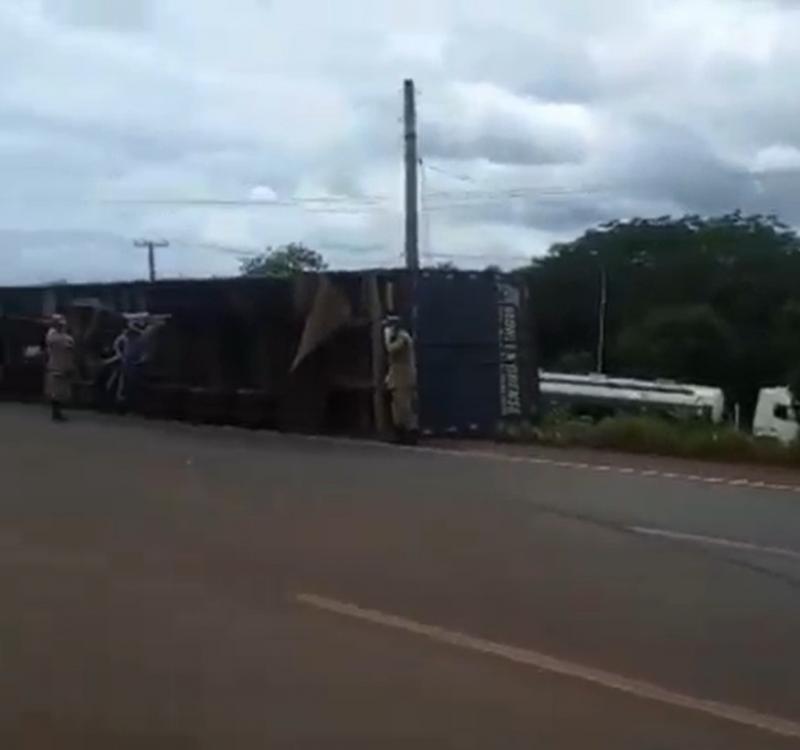 CAMINHÃO CARREGADO DE ALGODÃO TOMBA EM RODOVIA AO PASSAR POR BURACO, EM JATAÍ