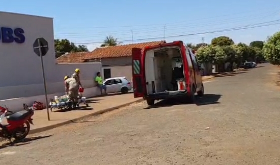 ACIDENTE DE TRÂNSITO: ✓ COLISÃO ENTRE motocicleta e caminhonete na Rua José Salviano Nogueira, Bairro Brasil. O Corpo de Bombeiros foi acionado para atender a vítima e encaminhá-la ao hospital.