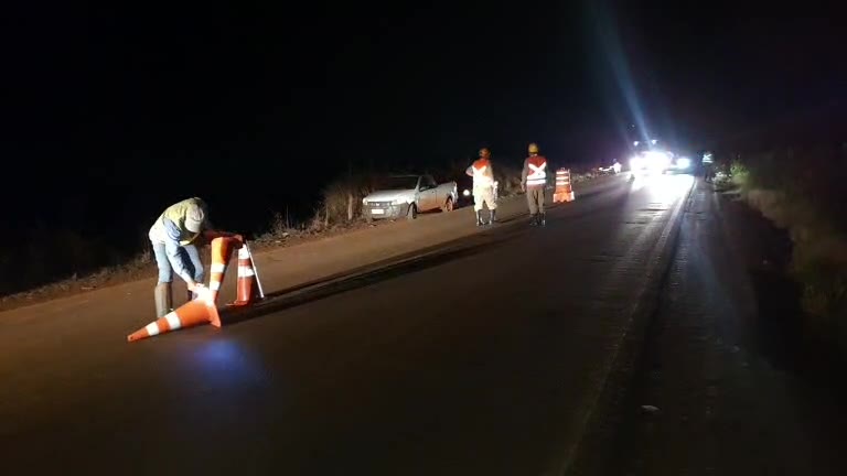 Caminhão com cana tomba na GO-164: Bombeiros socorrem o motorista