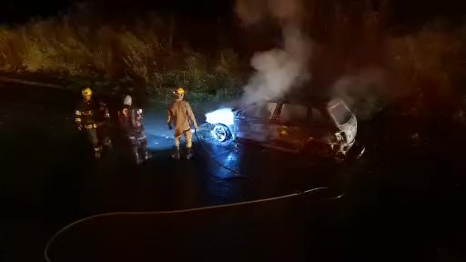 Mais informações: homem tenta apagar fogo em seu carro e acaba se ferindo; Corpo de Bombeiros o atendeu