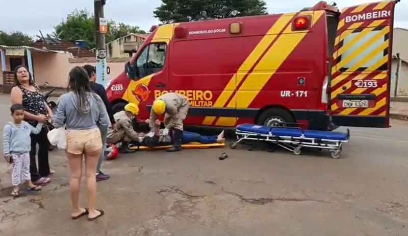 CORPO DE BOMBEIROS atende ocorrência de acidente de trânsito, aonde a vítima recebe os primeiros socorros e em seguida encaminhada ao pronto socorro