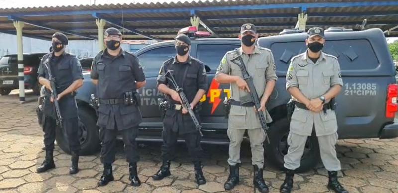 POLÍCIA MILITAR EFETUA PRISÕES dos criminosos que vinham aterrorizando a cidade. Essa quadrilha já haviam feitas duas famílias reféns em Santa Helena e roubado depois de muitas ameaças e violência.